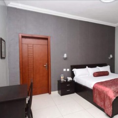 Отель Prenox Hotels And Suites сейф в номере