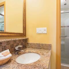 Отель Howard Johnson Hotel by Wyndham Vancouver Downtown Канада, Ванкувер - отзывы, цены и фото номеров - забронировать отель Howard Johnson Hotel by Wyndham Vancouver Downtown онлайн ванная фото 2