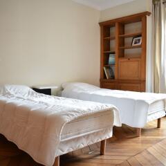 Апартаменты Spacious 2 Bedroom Apartment in Paris 2nd комната для гостей фото 3