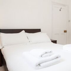Отель Lovely 1 Bed Self-Contained Flat in Greenwich сейф в номере