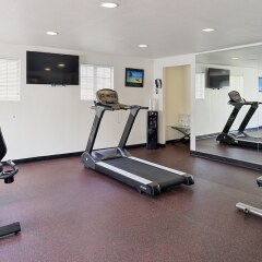 Отель Best Western Plus Raffles Inn & Suites фитнесс-зал