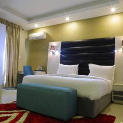 Отель Golden Tulip Essential Benin City сейф в номере