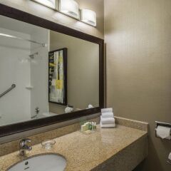 Отель Holiday Inn Vancouver Downtown & Suites Канада, Ванкувер - отзывы, цены и фото номеров - забронировать отель Holiday Inn Vancouver Downtown & Suites онлайн ванная