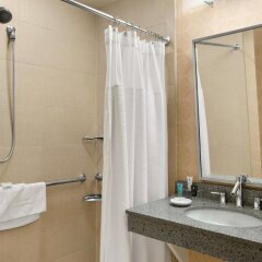Отель Crowne Plaza Columbus North- Worthington США, Колумбус - отзывы, цены и фото номеров - забронировать отель Crowne Plaza Columbus North- Worthington онлайн ванная