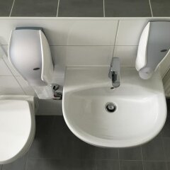 Carl Hostel München Мюнхен ванная