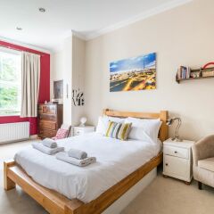 Отель Enchanting Home by Holloway Road Station комната для гостей