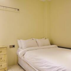 Au Bon Hostel сейф в номере