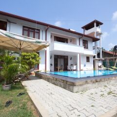 Отель The Blue Beach Guesthouse бассейн