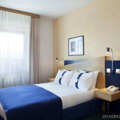Отель Holiday Inn Express Geneva Airport, an IHG Hotel Швейцария, Мерен - отзывы, цены и фото номеров - забронировать отель Holiday Inn Express Geneva Airport, an IHG Hotel онлайн комната для гостей фото 4