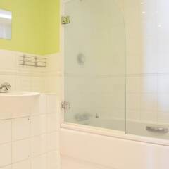 Отель Canary Wharf 2 Bedroom Flat ванная