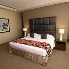 Отель Al Ghurair Rayhaan by Rotana Стандартный номер с различными типами кроватей фото 2