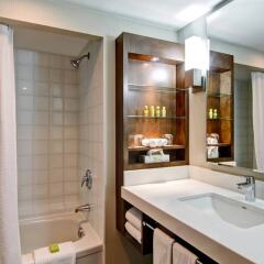 Отель Delta Hotels by Marriott Toronto East Канада, Торонто - отзывы, цены и фото номеров - забронировать отель Delta Hotels by Marriott Toronto East онлайн ванная фото 2