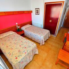 Отель Hostal Magnolia Испания, Льорет-де-Мар - отзывы, цены и фото номеров - забронировать отель Hostal Magnolia онлайн комната для гостей фото 5