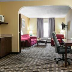 Отель Clarion Inn & Suites Northwest удобства в номере