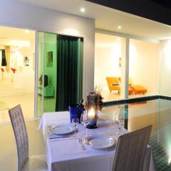 Отель Grand Bleu Ocean View Pool Suite Люкс с разными типами кроватей