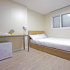 Starria Hostel сейф в номере