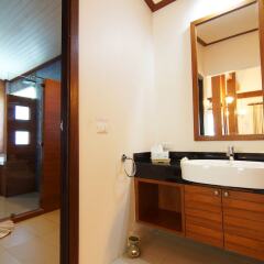 Курортный отель Aonang Phu Petra Resort ванная