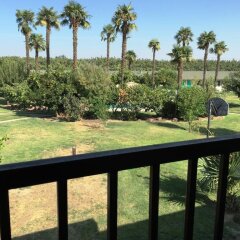 Отель 99 Palms Inn & Suites балкон