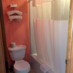 Отель Budget Host Stone's Motel ванная