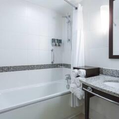 Отель Hampton by Hilton Liverpool/John Lennon Airport Великобритания, Ливерпуль - отзывы, цены и фото номеров - забронировать отель Hampton by Hilton Liverpool/John Lennon Airport онлайн ванная фото 2
