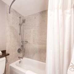 Отель Carmana Plaza Канада, Ванкувер - отзывы, цены и фото номеров - забронировать отель Carmana Plaza онлайн ванная фото 2