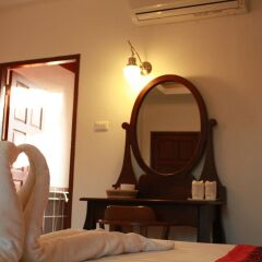 Отель Waterside Resort сейф в номере