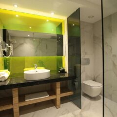 Отель Wyndham Grand Athens Греция, Афины - 1 отзыв об отеле, цены и фото номеров - забронировать отель Wyndham Grand Athens онлайн ванная фото 2