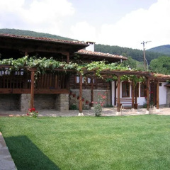 Отель The House with the Vine Guest House Сливен