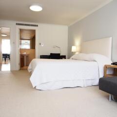 Апартаменты Monarch House Serviced Apartments Лондон комната для гостей
