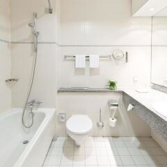 Отель Leonardo Hotel Düsseldorf City Center Германия, Дюссельдорф - отзывы, цены и фото номеров - забронировать отель Leonardo Hotel Düsseldorf City Center онлайн ванная