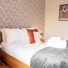Отель Charming 2-bedroom apt in the Heart of West End Глазго комната для гостей фото 3