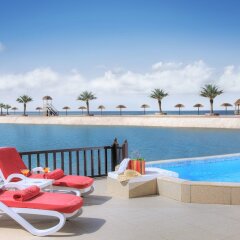 Отель The Cove Rotana Resort бассейн фото 3