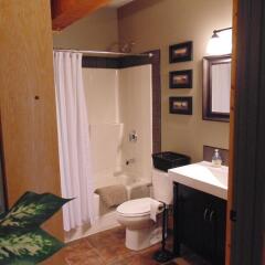 Отель Timberwolf Lodge-B&B ванная фото 2