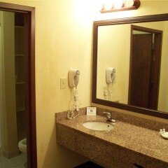 Отель Fort Rapids Indoor Waterpark Resort Колумбус ванная фото 2