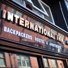 Отель The International Inn Backpackers Hostel Великобритания, Ливерпуль - 2 отзыва об отеле, цены и фото номеров - забронировать отель The International Inn Backpackers Hostel онлайн вид на фасад