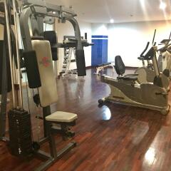 Отель Twin Peaks Sukhumvit Suites Бангкок фитнесс-зал