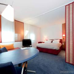 Отель Suite Novotel Nice Aeroport Ницца комната для гостей