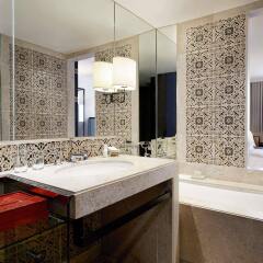Отель Grand Hyatt Erawan Bangkok Таиланд, Бангкок - 1 отзыв об отеле, цены и фото номеров - забронировать отель Grand Hyatt Erawan Bangkok онлайн ванная