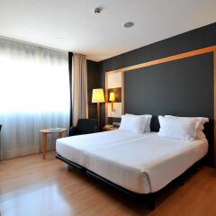 Hotel Barcelona Universal 4* Улучшенный номер с различными типами кроватей