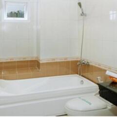 Отель Cosy Hotel Вьетнам, Нячанг - 8 отзывов об отеле, цены и фото номеров - забронировать отель Cosy Hotel онлайн ванная