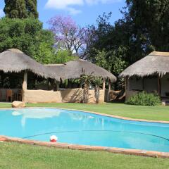 Отель Chrislin African Lodge бассейн