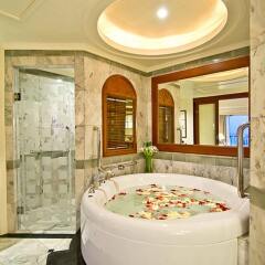 Отель Royal Wing Suites & Spa Таиланд, Паттайя - 3 отзыва об отеле, цены и фото номеров - забронировать отель Royal Wing Suites & Spa онлайн ванная