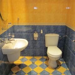 Отель Family Hotel Karov Болгария, Чепеларе - отзывы, цены и фото номеров - забронировать отель Family Hotel Karov онлайн ванная фото 2