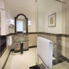 Отель Habtoor Grand Resort, Autograph Collection ванная