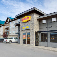 Отель Sandman Hotels & Suites Calgary West Канада, Калгари - отзывы, цены и фото номеров - забронировать отель Sandman Hotels & Suites Calgary West онлайн вид на фасад