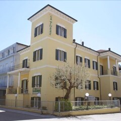 Hotel La Torre Римини вид на фасад