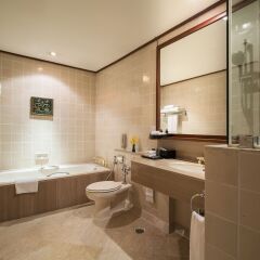 Chatrium Hotel Royal Lake Yangon ванная