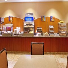 Отель Holiday Inn Niagara Falls Scenic Downtown США, Ниагара-Фолс - отзывы, цены и фото номеров - забронировать отель Holiday Inn Niagara Falls Scenic Downtown онлайн питание фото 3