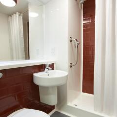 Отель Travelodge Edinburgh Central Princes Street Эдинбург ванная фото 2