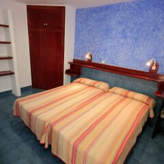 Отель Ciudad De Vacaciones Cala Montjoi Испания, Курорт Росес - отзывы, цены и фото номеров - забронировать отель Ciudad De Vacaciones Cala Montjoi онлайн комната для гостей фото 5